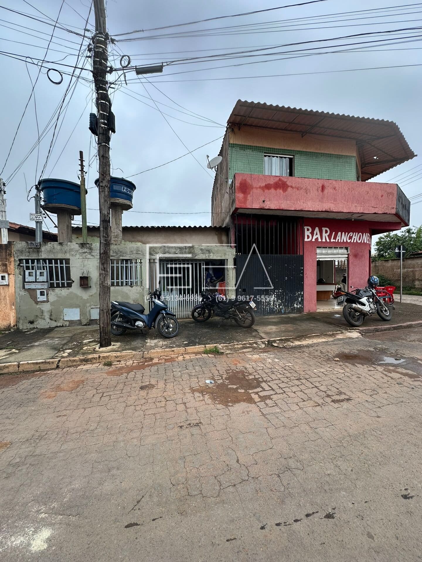 Oportunidade Única! Prédio Comercial à Venda com Apartamento e Casa Anexa