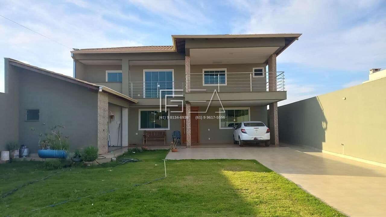 Moderno Sobrado com 4 Quartos sendo 3 Suítes no Jardim Triângulo