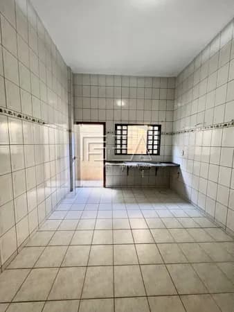 OPORTUNIDADE! APARTAMENTO DE 02 QUARTOS SENDO 01 SUÍTE DISPONÍVEL PARA LOCAÇÃO NO CENTRO