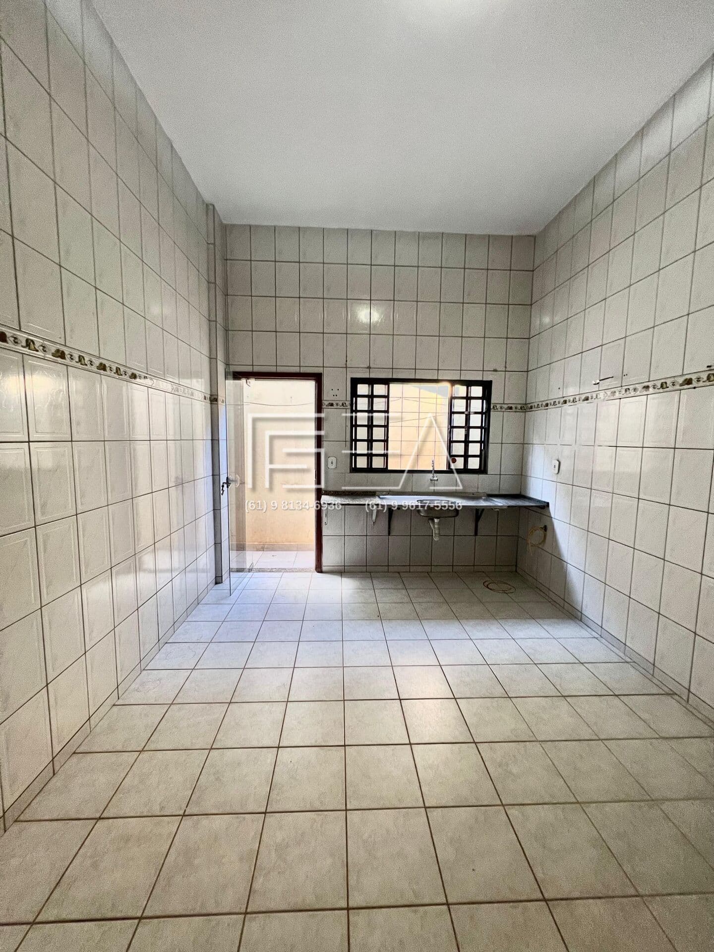 OPORTUNIDADE! APARTAMENTO DE 02 QUARTOS SENDO 01 SUÍTE DISPONÍVEL PARA LOCAÇÃO NO CENTRO