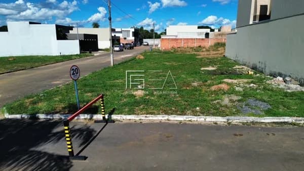 OPORTUNIDADE! LOTE DE ESQUINA EM CONDOMÍNIO FECHADO DISPONÍVEL PARA VENDA