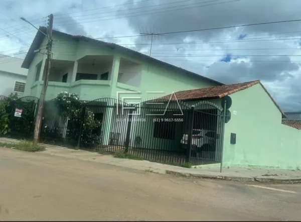 EXCELENTE CASA À VENDA! AMPLA COMPLETA E COM ÓTIMA DISTRIBUIÇÃO