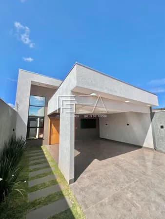 Linda Casa com 3 Quartos, 2 Suítes com Closet e Elegante Pergolado!