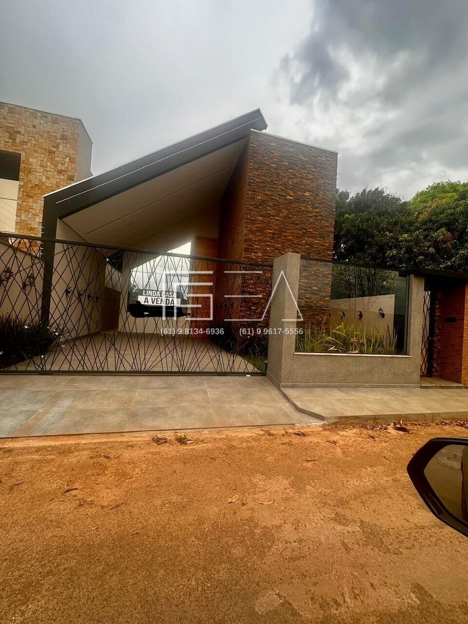 CASA À VENDA COM 03 SUÍTES E JACUZZI