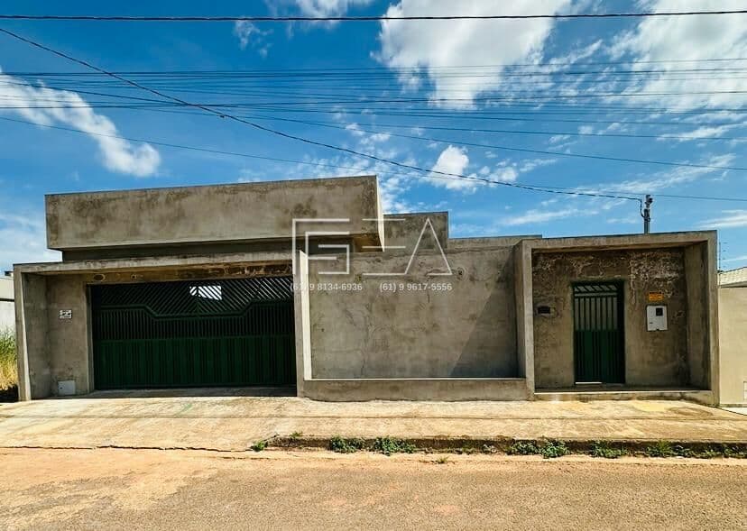 CASA À VENDA COM 03 SUÍTES SENDO 01 MASTER