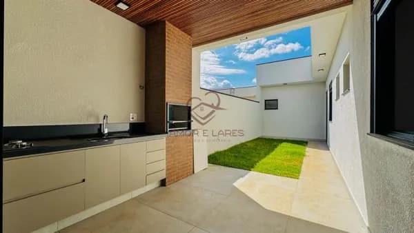 Casa Térrea à venda com 3 suítes e churrasqueira em condomínio fechado na cidade de Paulínia.