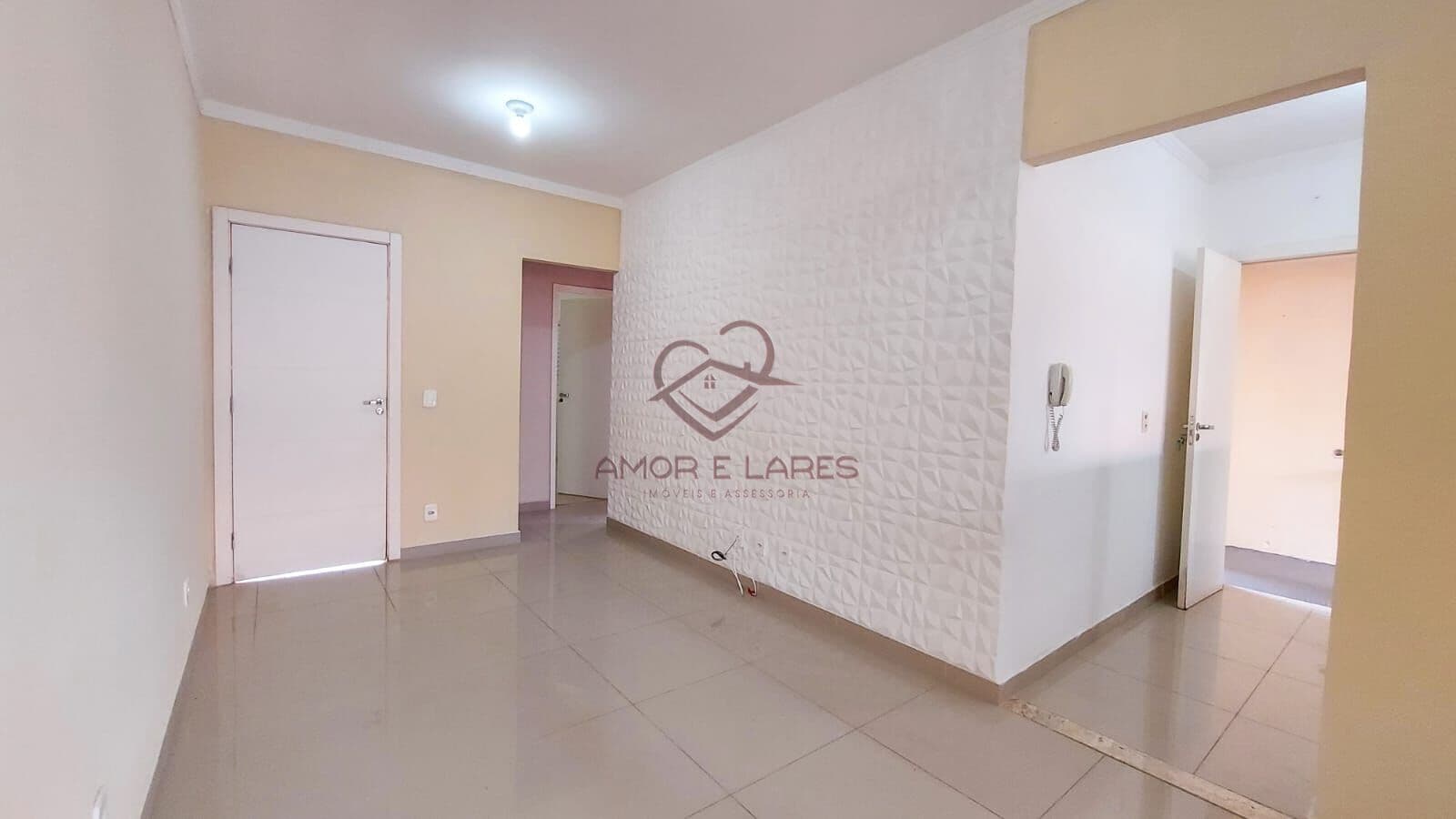Casa com 2 quartos e grande quintal em condomínio fechado.