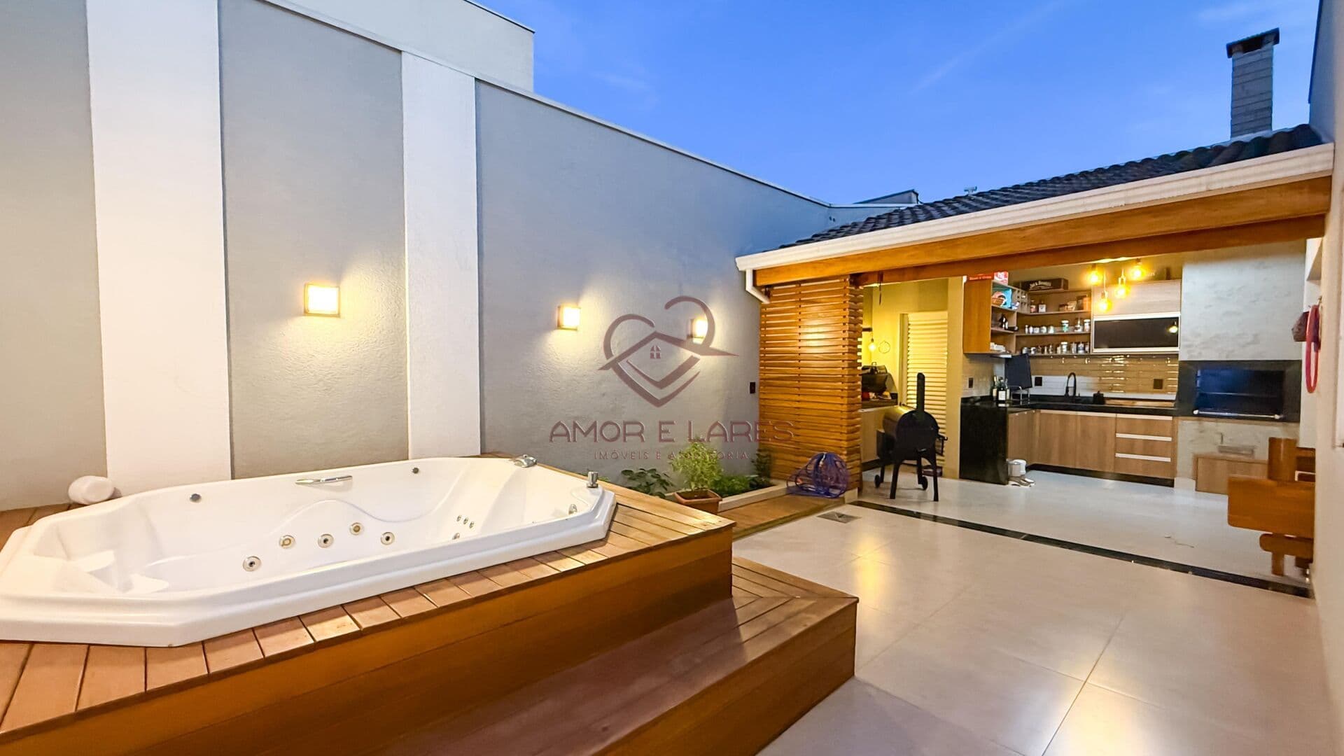 Casa Térrea à venda com 3 dormitórios e banheira spa na área externa em condomínio fechado na cidade de Sumaré