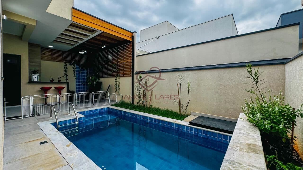 Casa Térrea á venda com piscina, 3 dormitórios e 1 suíte em condomínio fechado na cidade de Sumaré