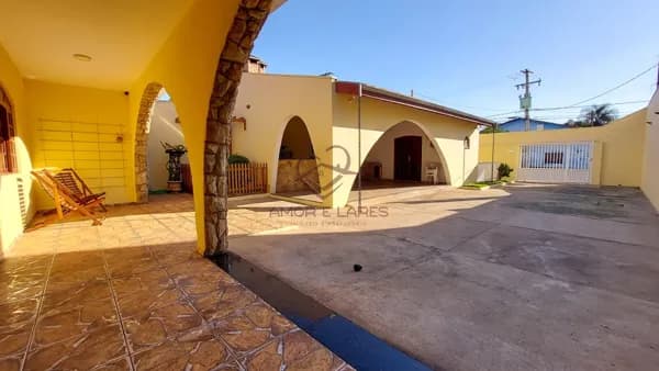 Casa a venda no centro de Hortolândia com 3 dormitórios e garagem para até 8 carros.