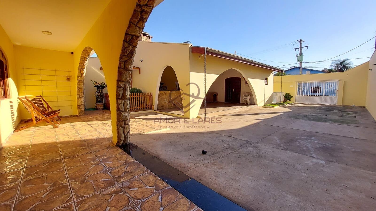 Casa a venda no centro de Hortolândia com 3 dormitórios e garagem para até 8 carros.