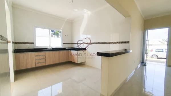 Casa á venda de 190m² de 3 quartos, 1 suíte, quintal grande com banheiro no Condomínio Mônaco em Hortolândia