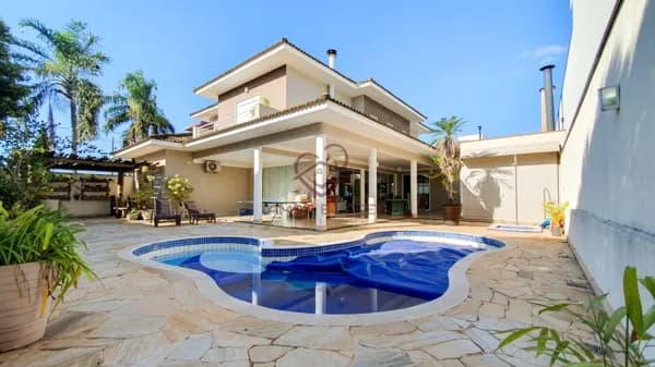 Casa Sobrado à Venda de Alto Padrão com 497m² 4 Quartos sendo todos Suítes, Churrasqueira, Piscina e Adega Subterrânea de de 54m² no Condomínio Mônaco em Hortolândia