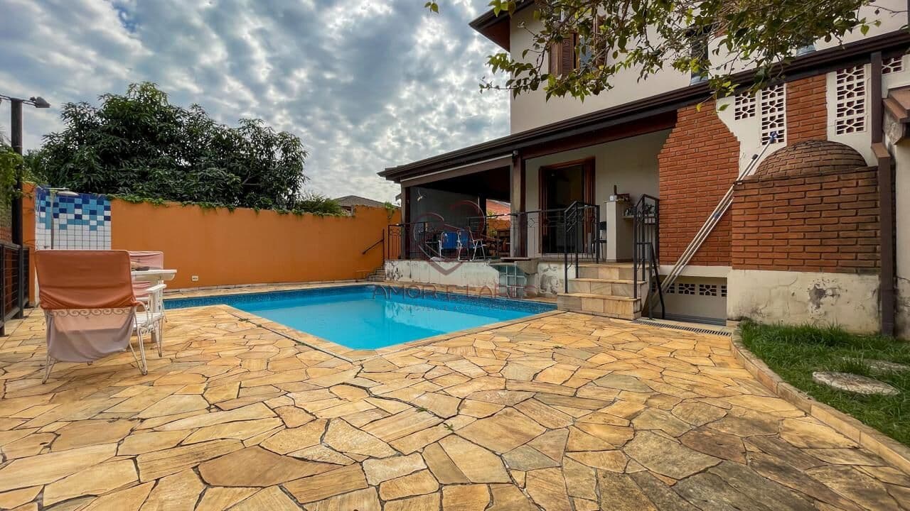 Casa à venda com 4 dormitórios e 4 suítes, no condomínio Estancia Paraíso em Campinas-SP.