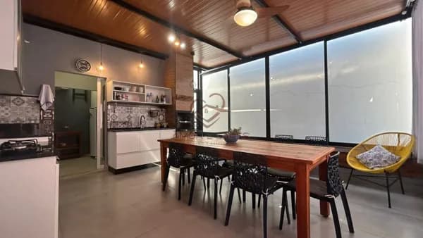 Sobrado com 3 suítes e área gourmet completa e 226m² de construção em condomínio fechado na cidade de Sumaré
