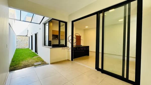 Casa Padrão com 3 quartos e 1 suíte no condomínio Terras da Estância