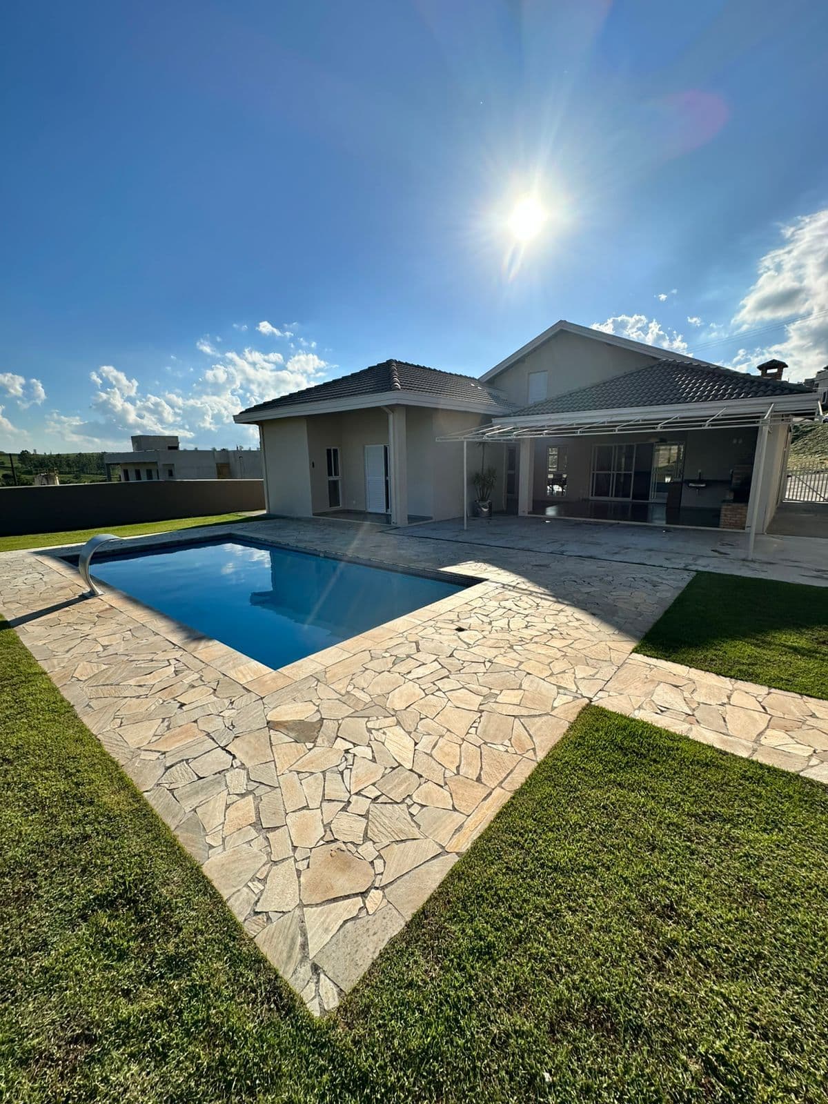 Casa em Condomínio Fechado à Venda em Caçapava com Piscina e Terreno de 1.100m²