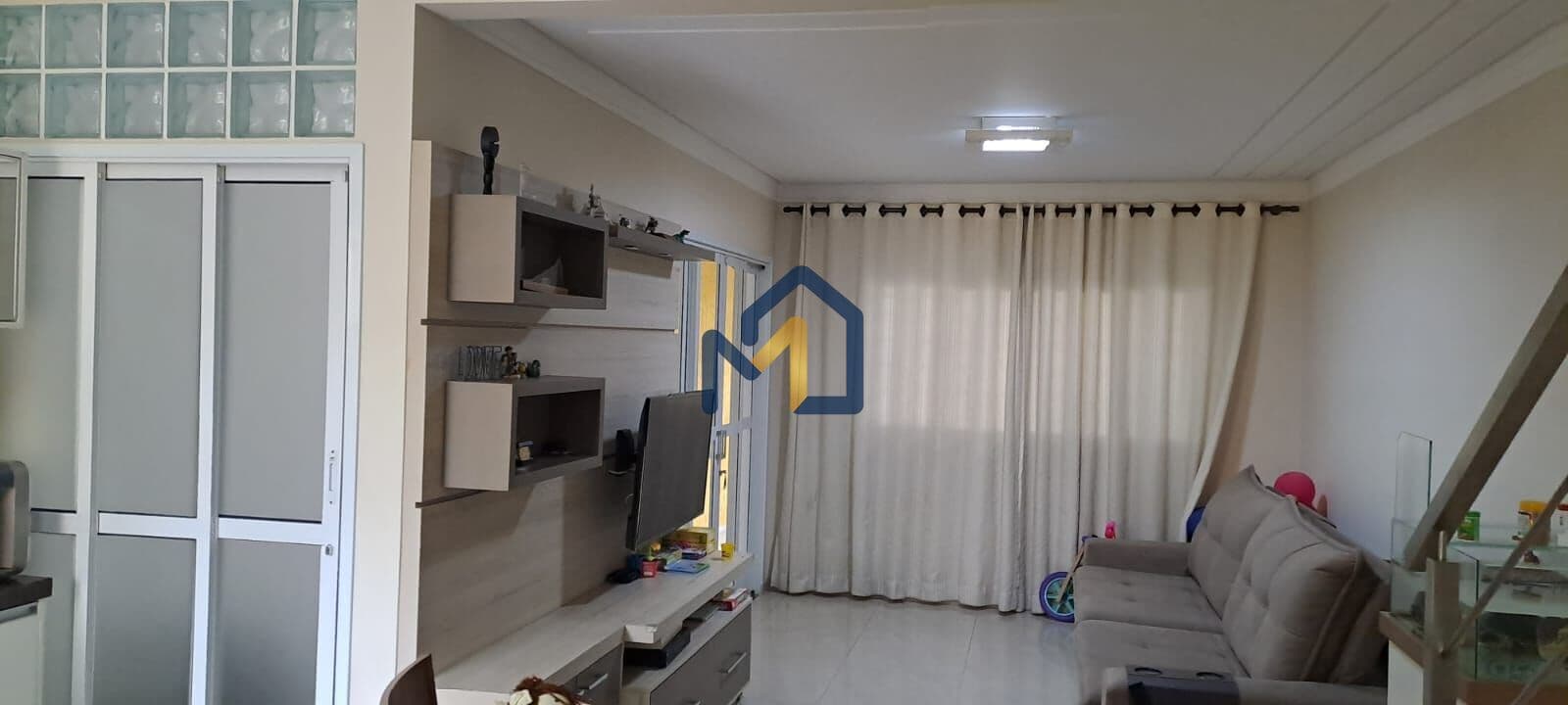 Sobrado com Parte Superior Nova e Acabamento Impecável em Eugênio de Melo