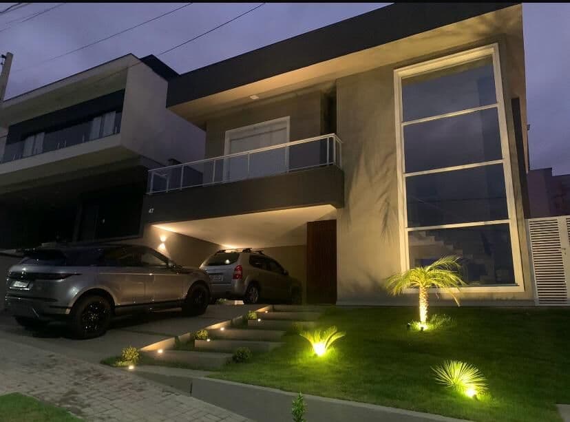 CASA SOBRADO À VENDA CONDOMÍNIO RESIDENCIAL MANTIQUEIRA SJC 3 DORMITÓRIOS COM PISCINA E LAZER COMPLETO