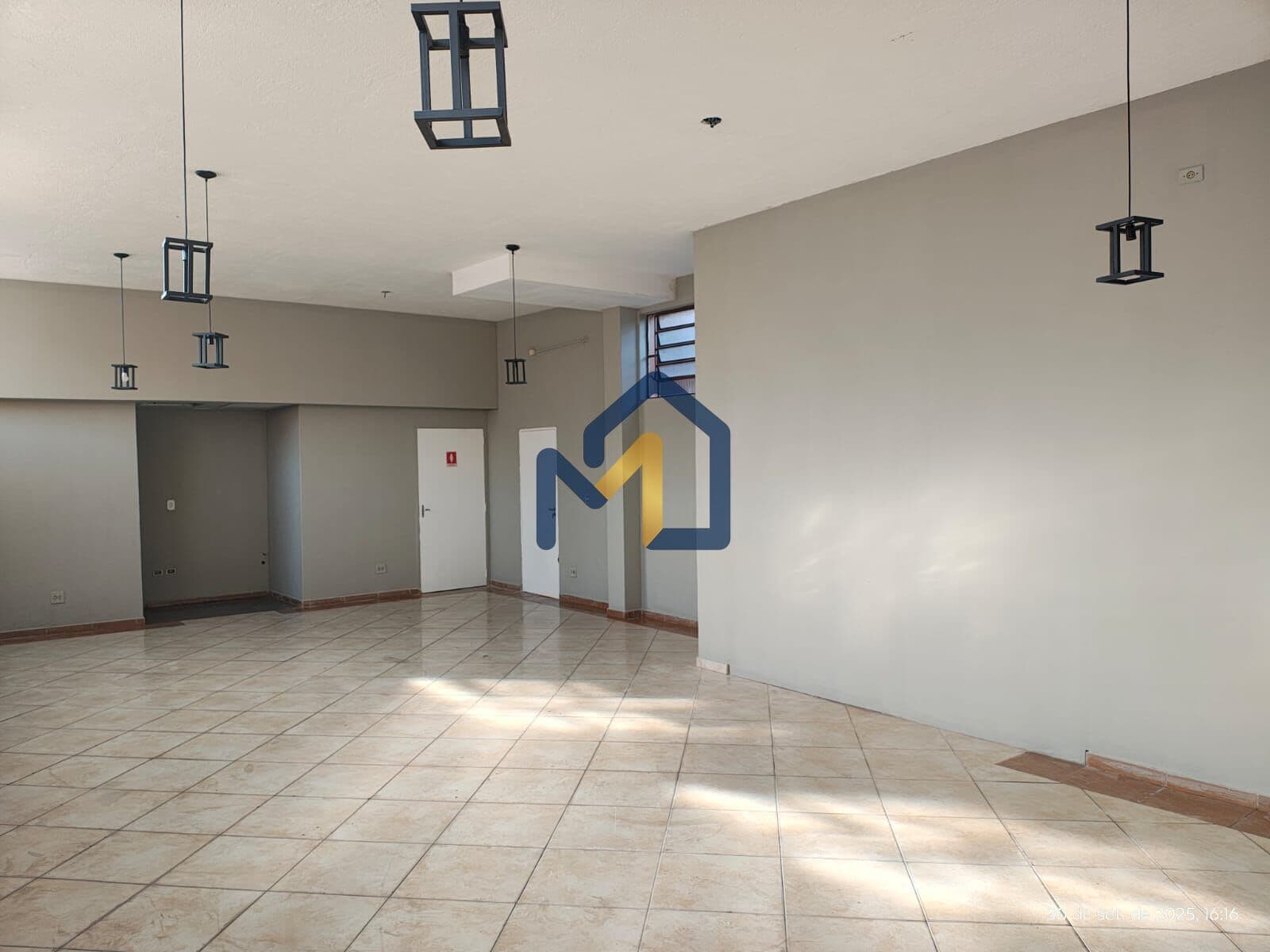 Ponto comercial amplo com 160m², ideal para diversos tipos de negócio!