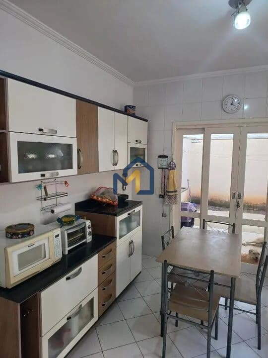 CASA Á VENDA - JD DAS INDUSTRIAS, 3 DORMITORIOS UM SENDO SUÍTE, 2 VAGAS DE GARAGEM, SJC/SP