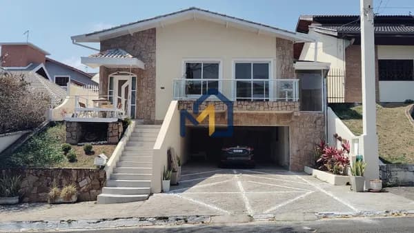Casa com Piscina e 4 Dormitórios em Condomínio no Urbanova