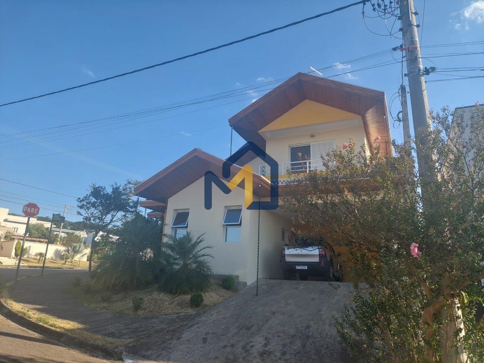 CASA A VENDA NO CONDOMINIO TERRAS DO VALE COM 3 DORMITORIOS, 4 BANHEIROS, 4 VAGAS, 300M², CAÇAPAVA/SP.