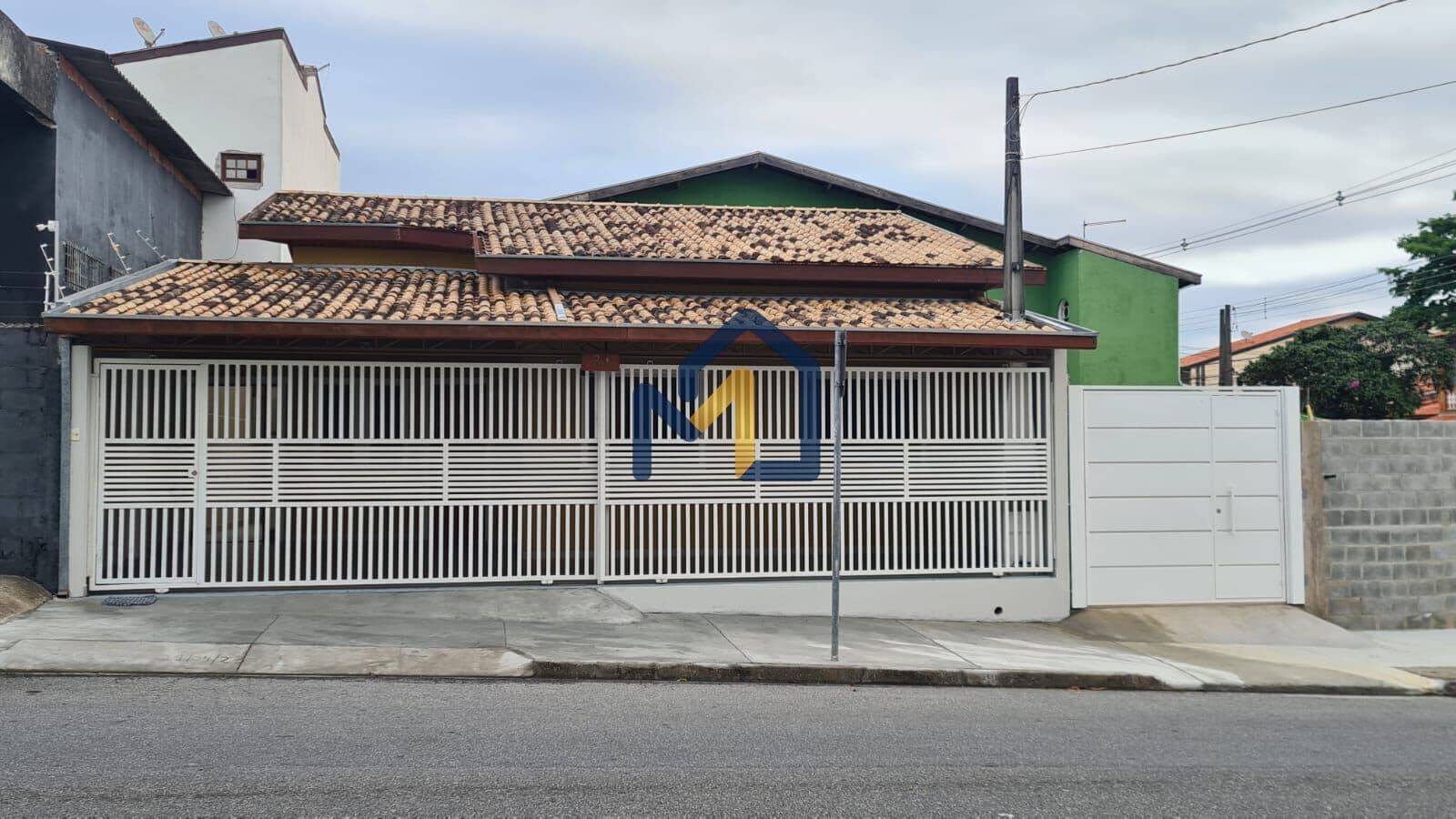 Casa Residencial ou Comercial com 3 Quartos + Churrasqueira | Bosque dos Ipês SJC