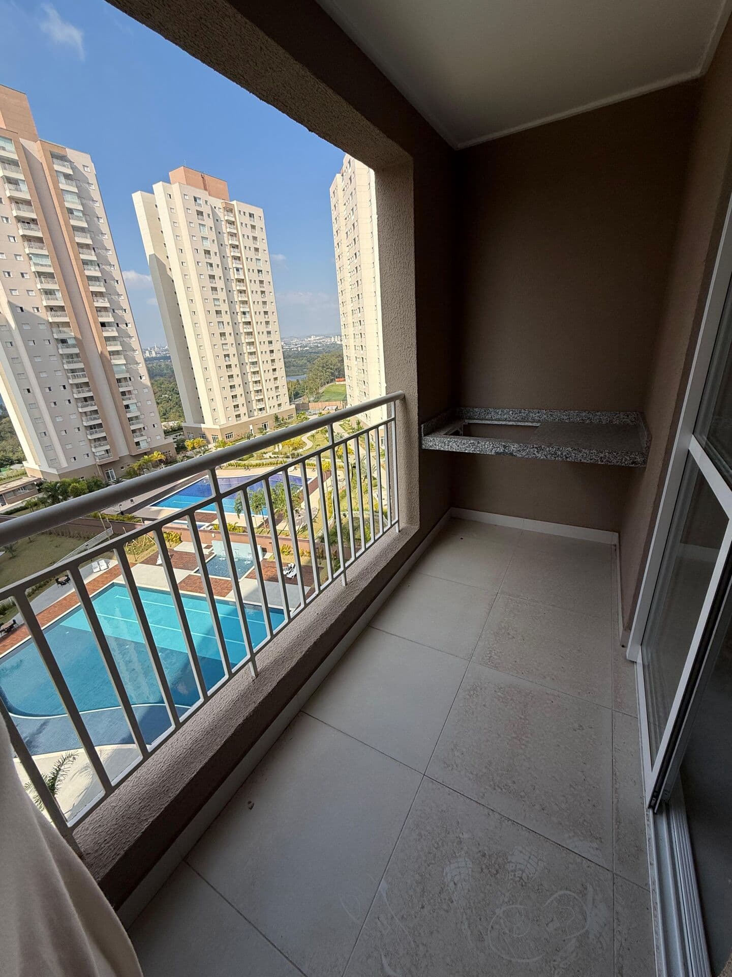 Apartamento no Alvorada Arboville com Varanda Integrável e Vaga Coberta