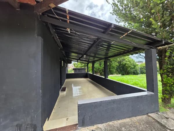 Galpão 550m² com amplo estacionamento e área completa no Bairro Jaraguá em Taubaté