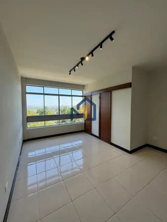 Sala Reformada com Vista para o Banhado – Centro SJC | 40m²