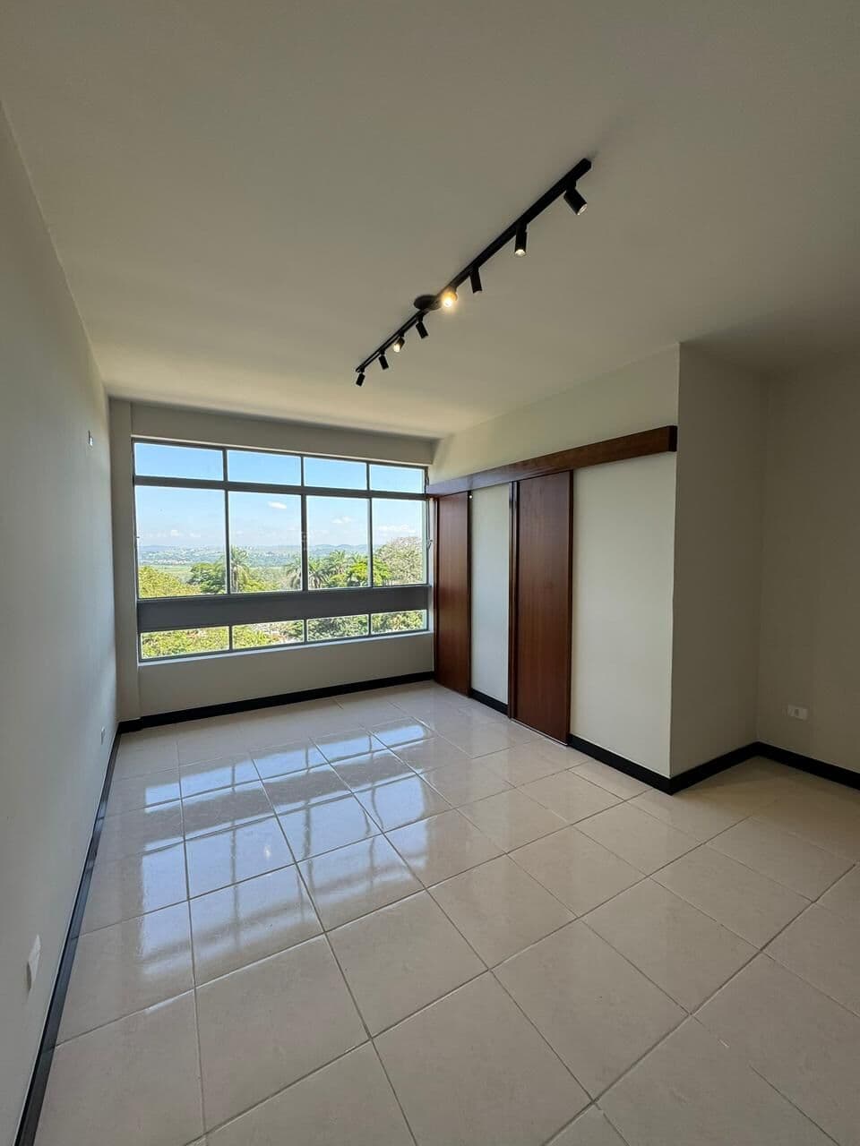 Sala Reformada com Vista para o Banhado – Centro SJC | 40m²
