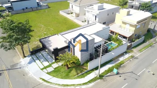 Casa moderna no condomínio Terras do Vale com 3 suítes, pé direito duplo, piscina e área gourmet