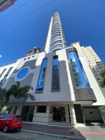 Apartamento de altíssimo padrão sendo 1 por andar com elevador social, à venda no edifício Blue Ocean em Balneário Camboriú SC