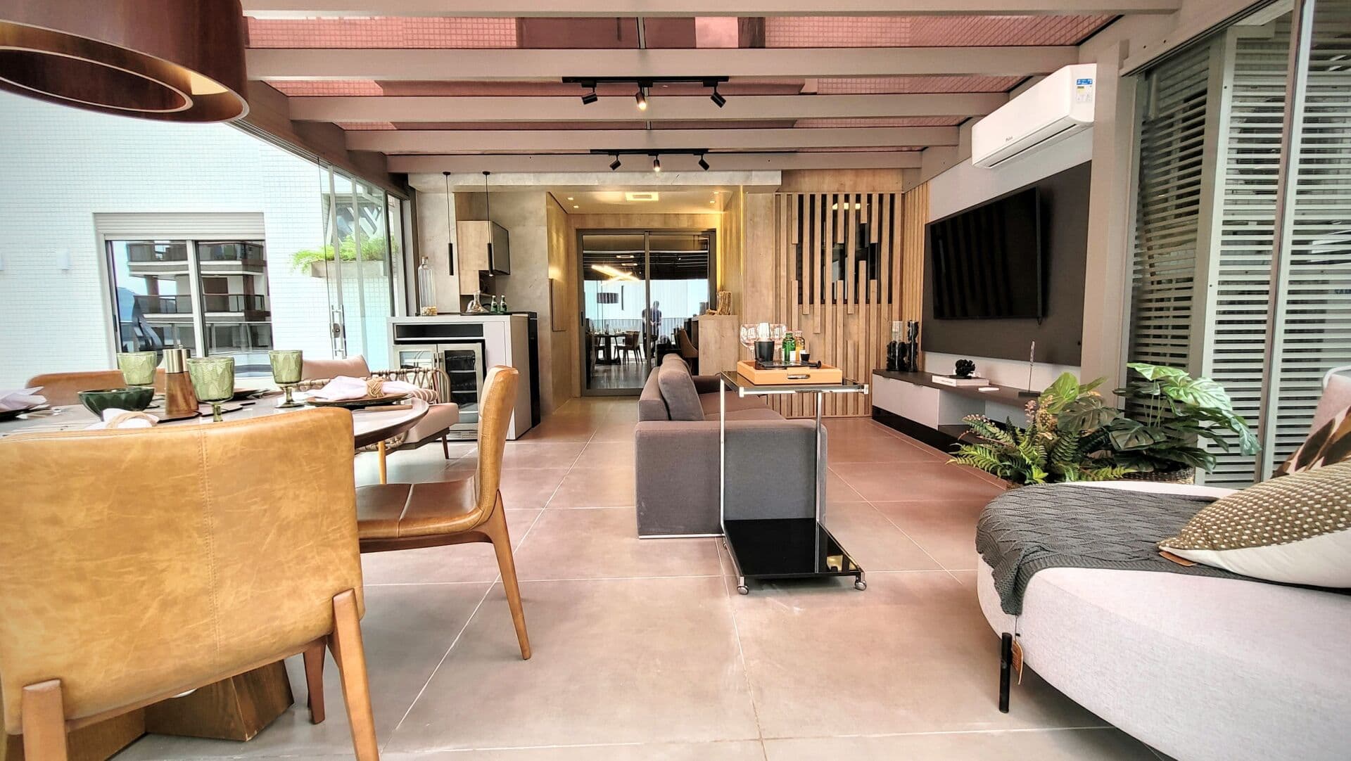 Mansão Suspensa com Piscina Privativa em Balneário Camboriú: Viva o Luxo em Grande Estilo!
