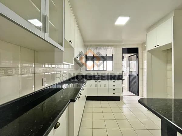 Amplo apartamento no Estreito com 03 dormitórios + dependência!