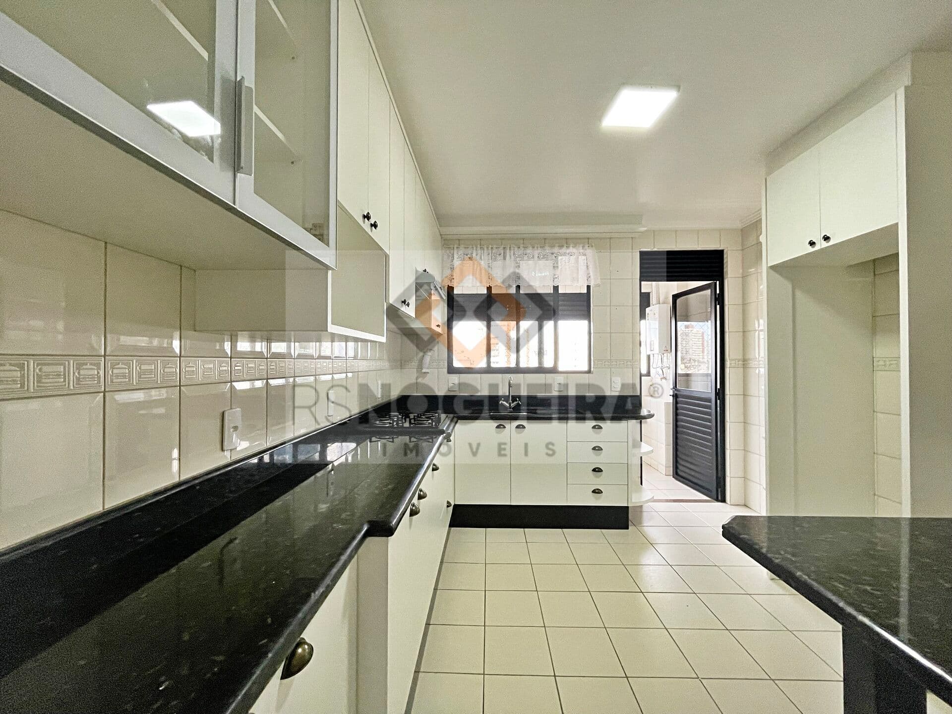Amplo apartamento no Estreito com 03 dormitórios + dependência!