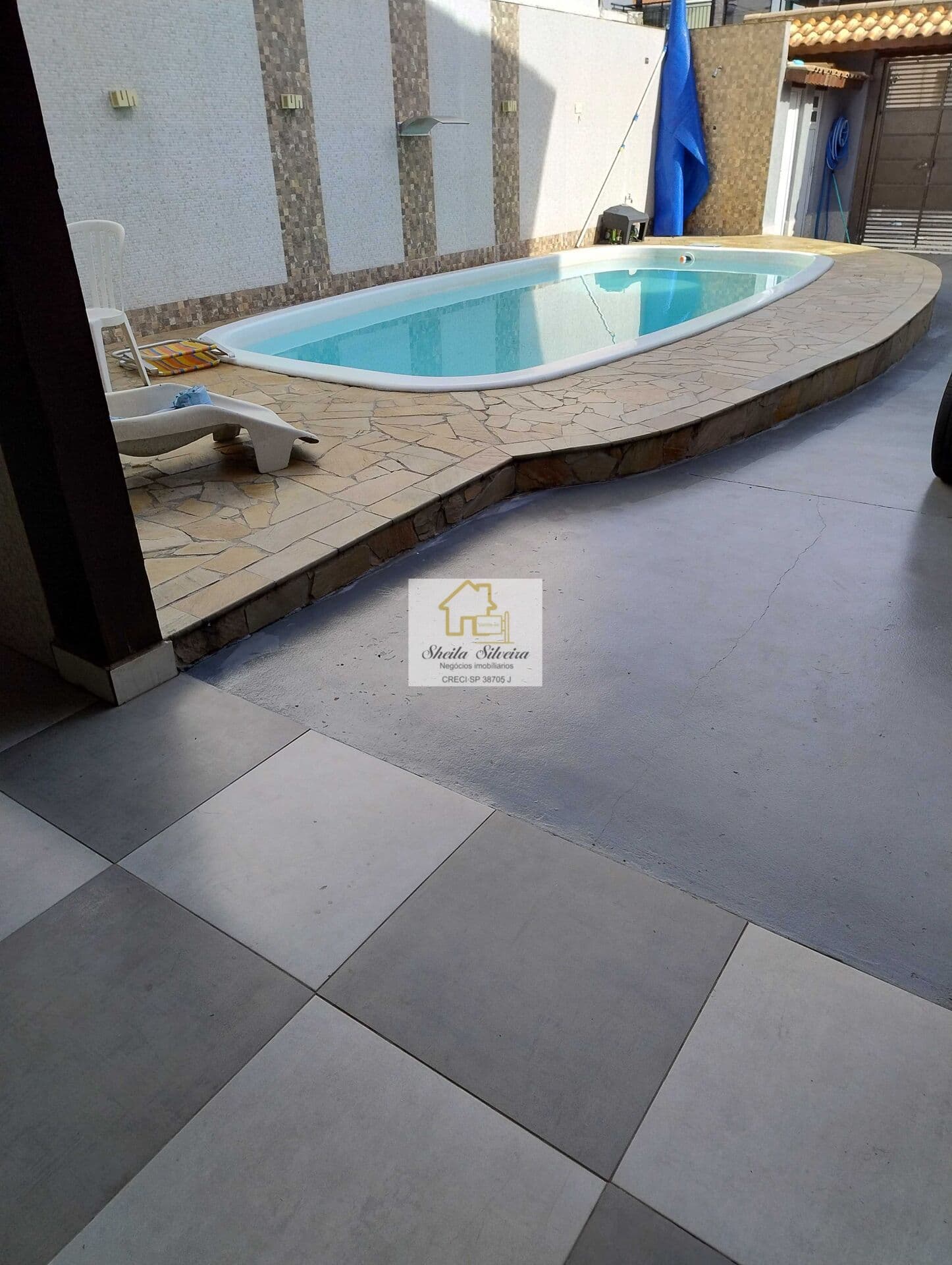 Sobrado em condomínio fechado com piscina