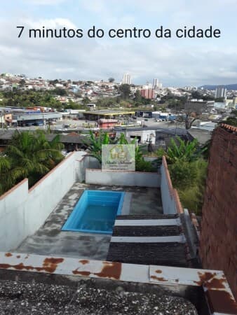 Casa com piscina, 3 quartos, 2 banheiros e cozinha dois ambientes