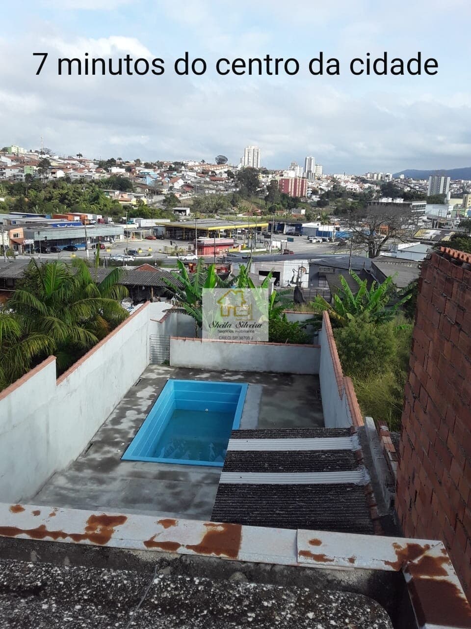 Casa com piscina, 3 quartos, 2 banheiros e cozinha dois ambientes