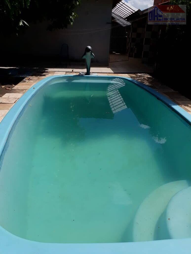 CASA COM PISCINA E AMPLO ESPAÇO