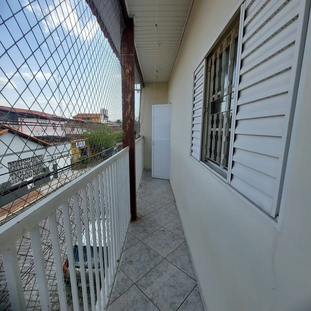 Casa com kitnet e sala comercial
