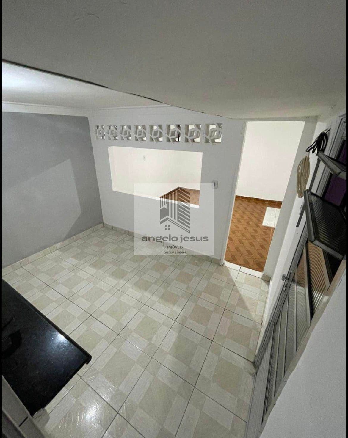 Casa com 01 Quarto e Cozinha.