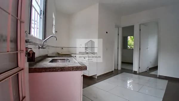 Casa com 02 Quartos e Cozinha.