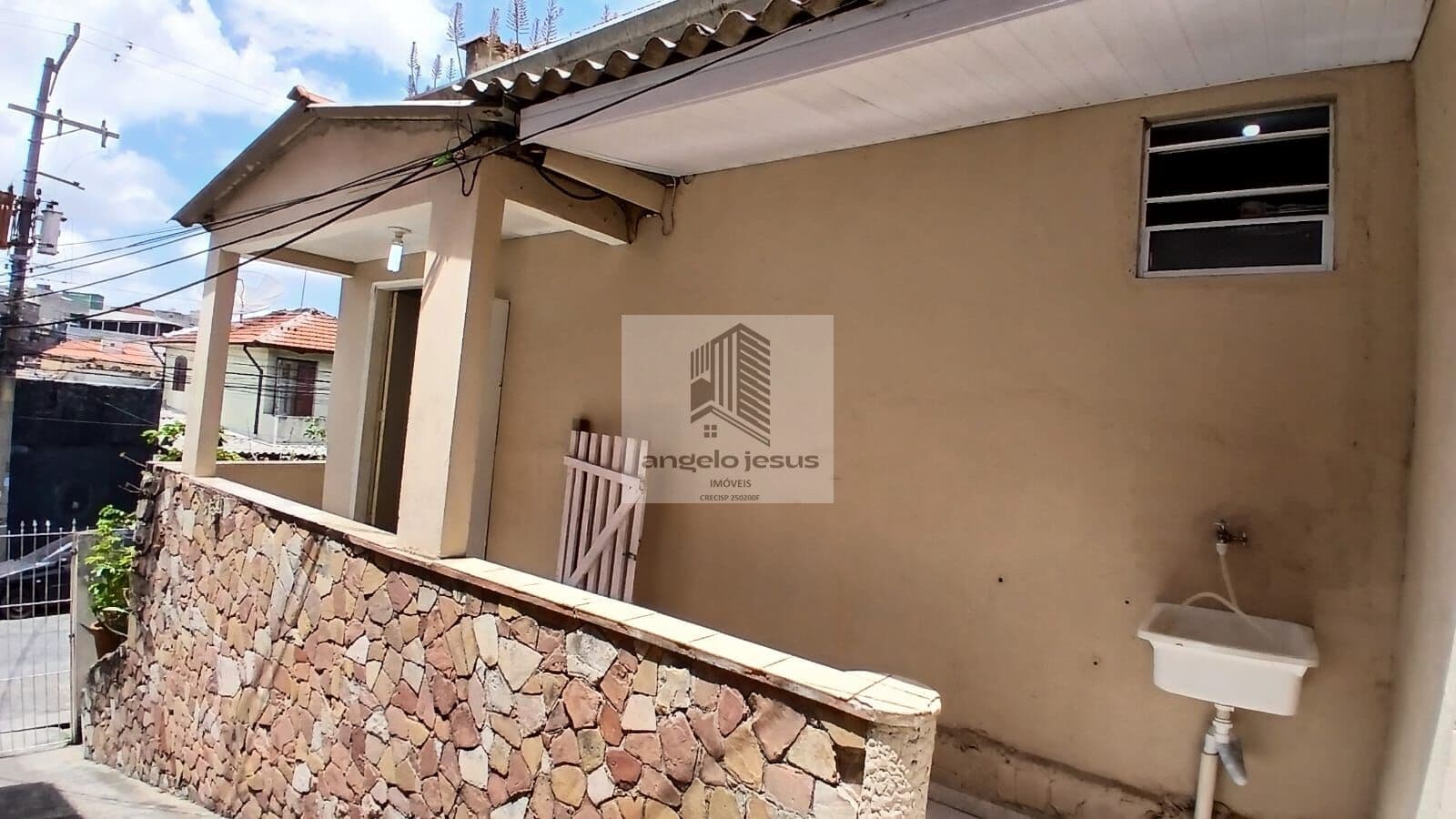 Casa com Quarto, Sala, Cozinha e Garagem.
