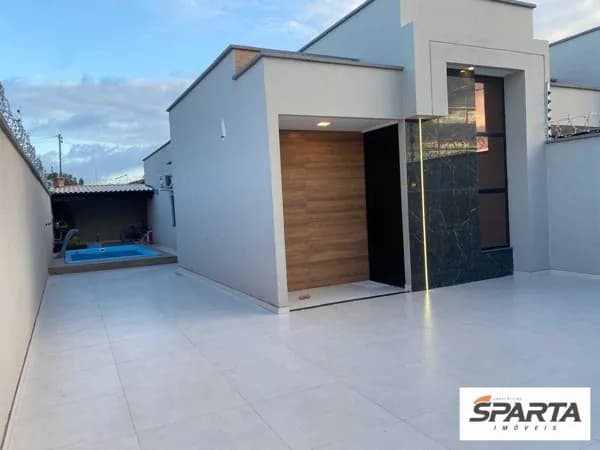 Casa com piscina em rua Pública