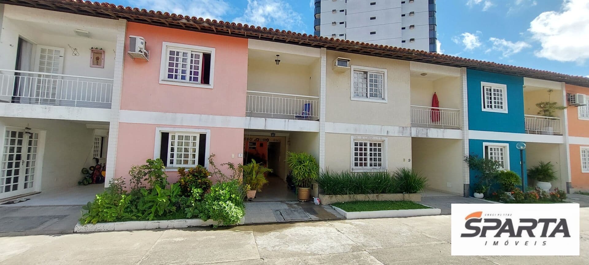 Linda casa com estilo colonial, em condomínio fechado e no melhor bairro da cidade, a Santa Mônica.