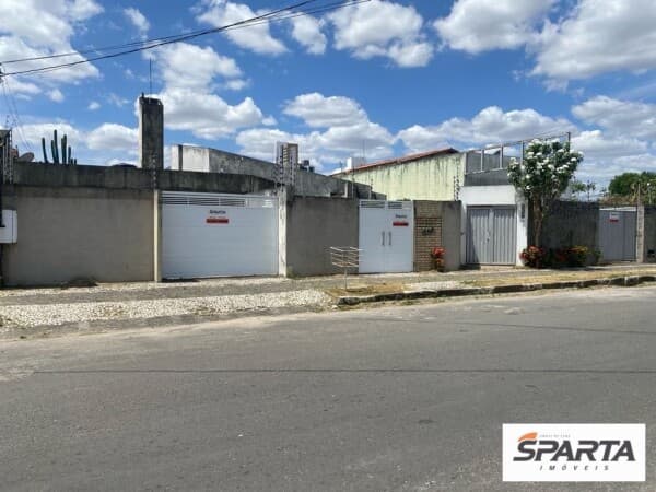 Casa em Feira de Santana - Santa Mônica