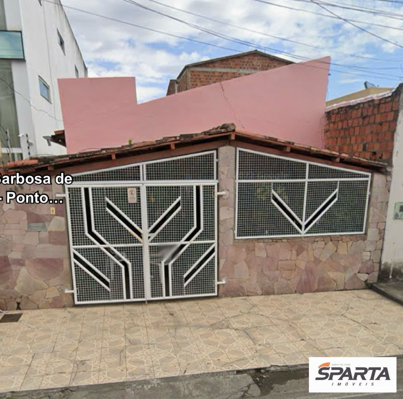 Casa á venda no Ponto Central - Ótima vertente comercial