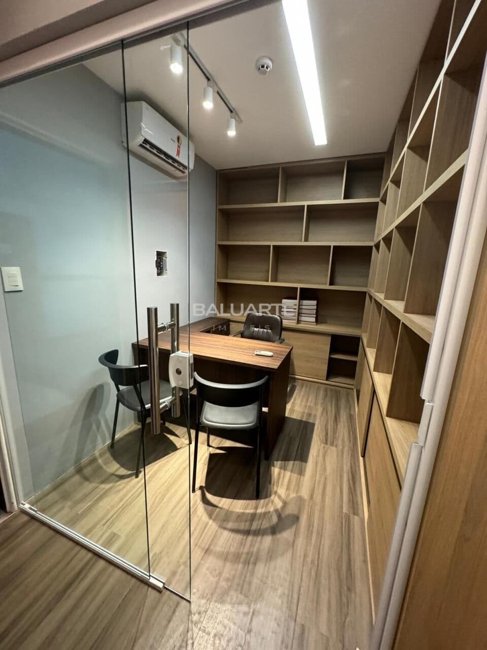 Excelente Sala comercial de 34 m², no Monumental Shopping totalmente reformada e mobiliada fino acabamento
